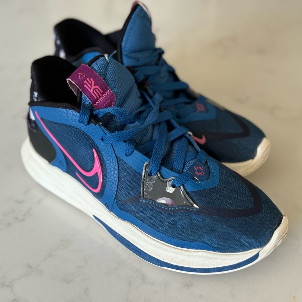 Boys Nike Kyrie Basketball Shoes Size 8.5